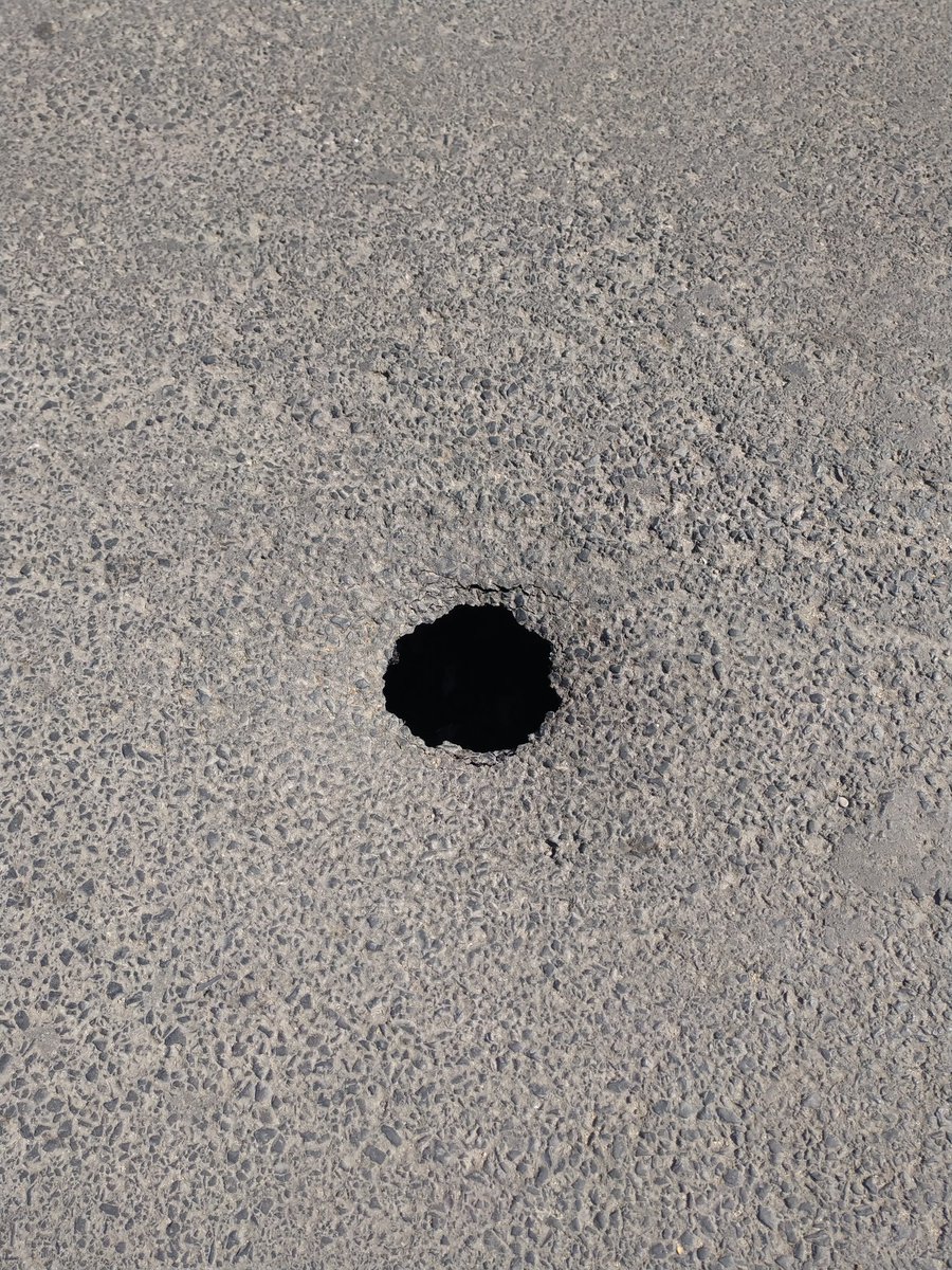 TanManasKanas's tweet photo. @CorluBelediyesi  Bağlariçi 4. Sokak 1 hafta oldu yol bu şekilde. Birine bir zarar gelmeden de onarımını yapabilirsiniz bence. https://t.co/jtZcrg5TC4