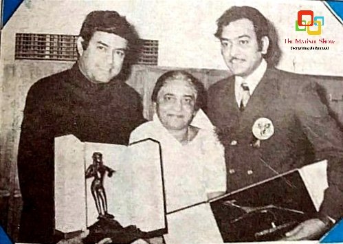 Legendary actor #SanjeevKumar with his mother, Shantaben Jariwala and brother Kishore Jariwala, after he won the National award.