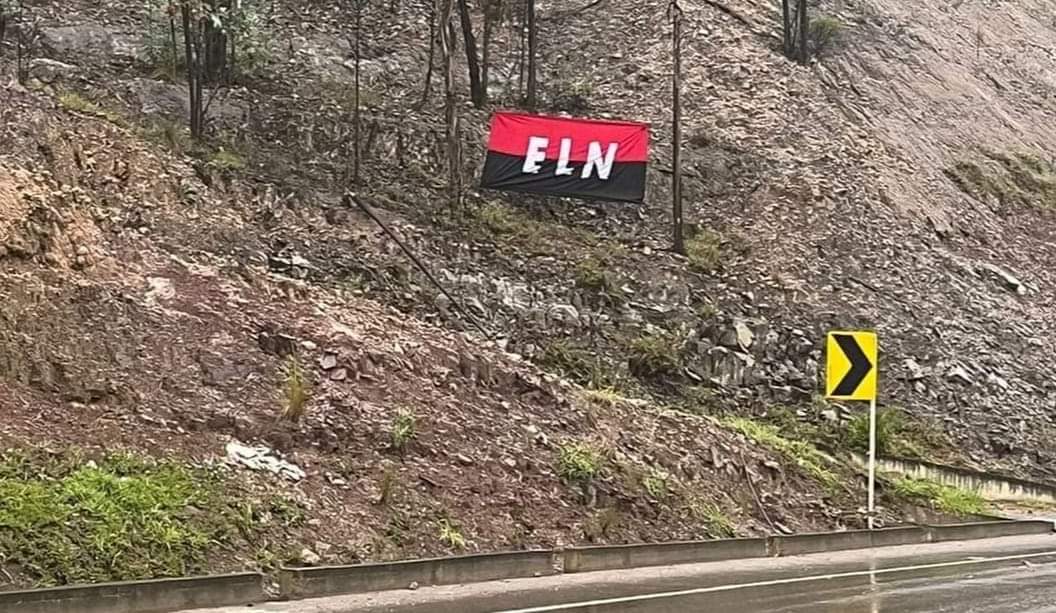 cab_noticias's tweet photo. Banderas alusivas al grupo guerrillero ELN aparecieron esta mañana en cercanías al municipio de Tibasosa, exactamente sobre la vía Sogamoso - Duitama. Los hechos  generan zozobra en la comunidad, por su parte autoridades investigarian este hecho. https://t.co/zA2nThfQNs