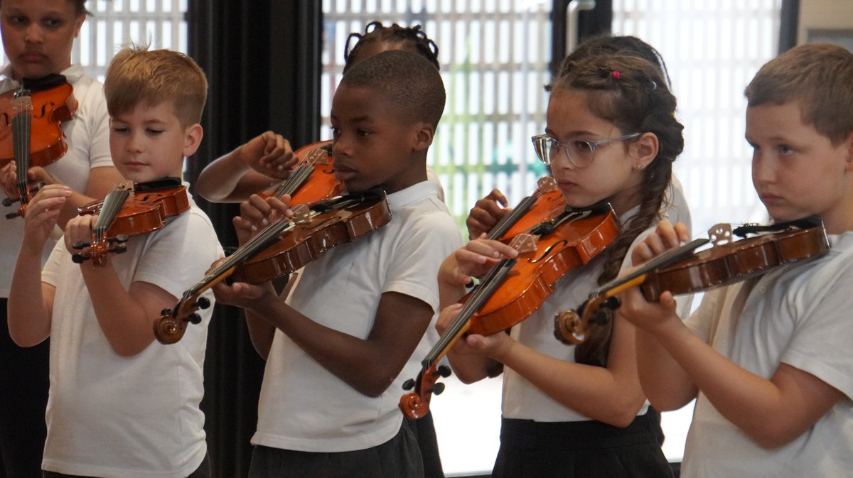 AlbionPrimary's tweet photo. The children in the Year 4 wowed their parents/carers in the violin music concert. This is their first concert and we were all proud of how far they have come. So talented! Thank you to Luke (violin tutor) from Southwark Music Hub. #APSCreativity #APSMusic https://t.co/tTWnA7IZlr