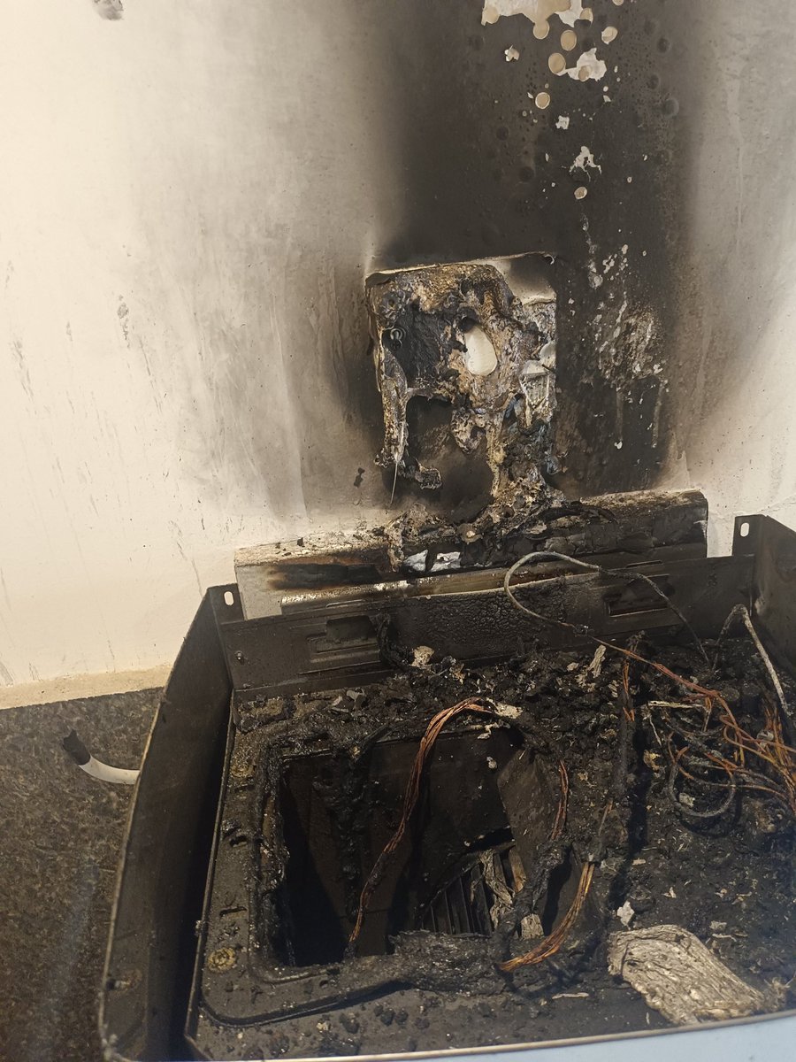 Vishthink's tweet photo. CAUTION: Major safety risk. Fire in kitchen originating from inside Kaff chimney. Thankfully, controlled before it spread. Complete apathy and no interest from .@kaffindia in investigating and resolving the matter. Anyone having Kaff chimney, please uninstall and return. https://t.co/ZKWfjd0K8m