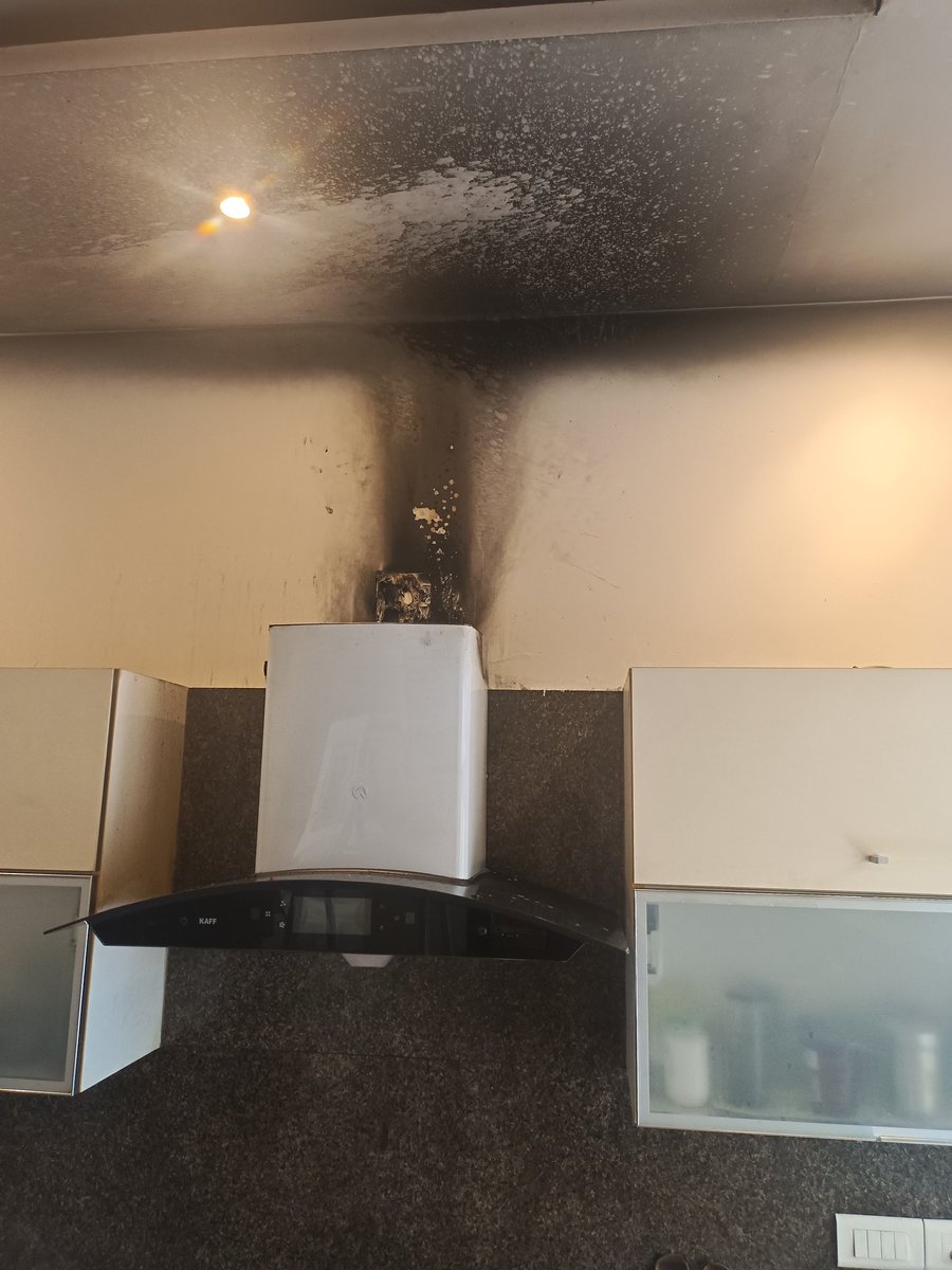 Vishthink's tweet photo. CAUTION: Major safety risk. Fire in kitchen originating from inside Kaff chimney. Thankfully, controlled before it spread. Complete apathy and no interest from .@kaffindia in investigating and resolving the matter. Anyone having Kaff chimney, please uninstall and return. https://t.co/ZKWfjd0K8m