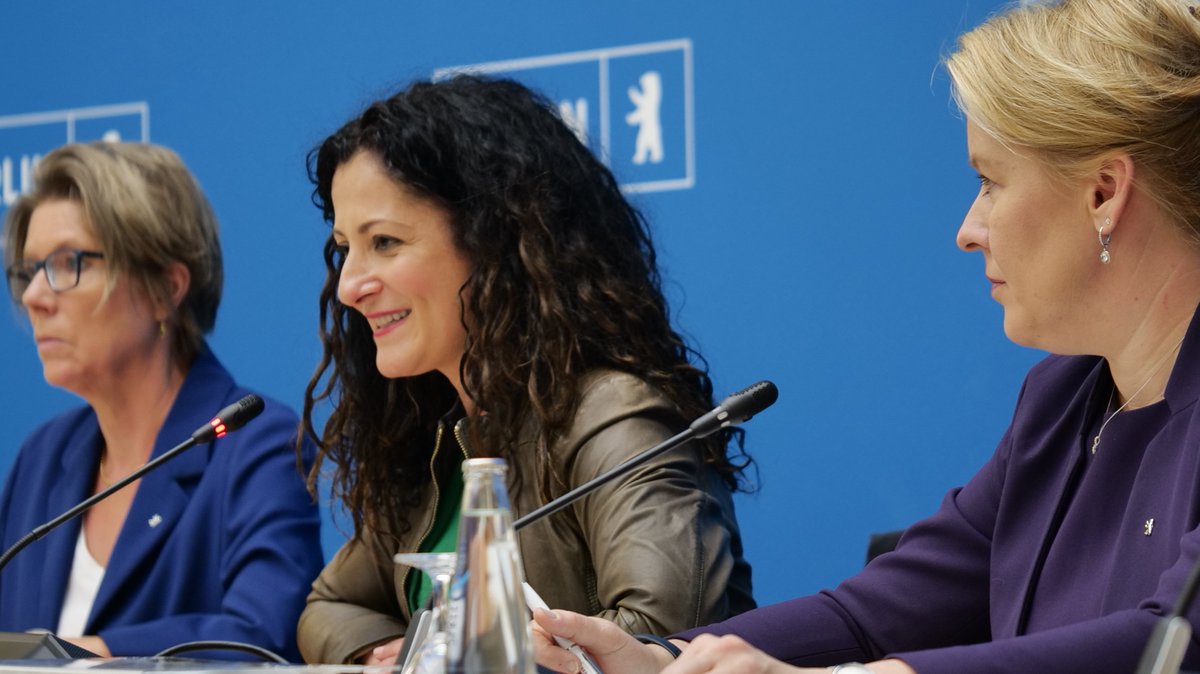 SenASGIVA (@senasgiva) on Twitter photo Der Senat hat heute das Bündnis für Ausbildung beschlossen. Im August geht es los. <a href="/CanselK/">Cansel Kiziltepe</a>: "Wir alle haben eine Verantwortung, den jungen Menschen in unserer Stadt Zukunftsperspektiven durch Gute Ausbildung und Gute Arbeit zu eröffnen!" Der Senat hat heute das Bündnis für Ausbildung beschlossen. Im August geht es los. <a href="/CanselK/">Cansel Kiziltepe</a>: "Wir alle haben eine Verantwortung, den jungen Menschen in unserer Stadt Zukunftsperspektiven durch Gute Ausbildung und Gute Arbeit zu eröffnen!"