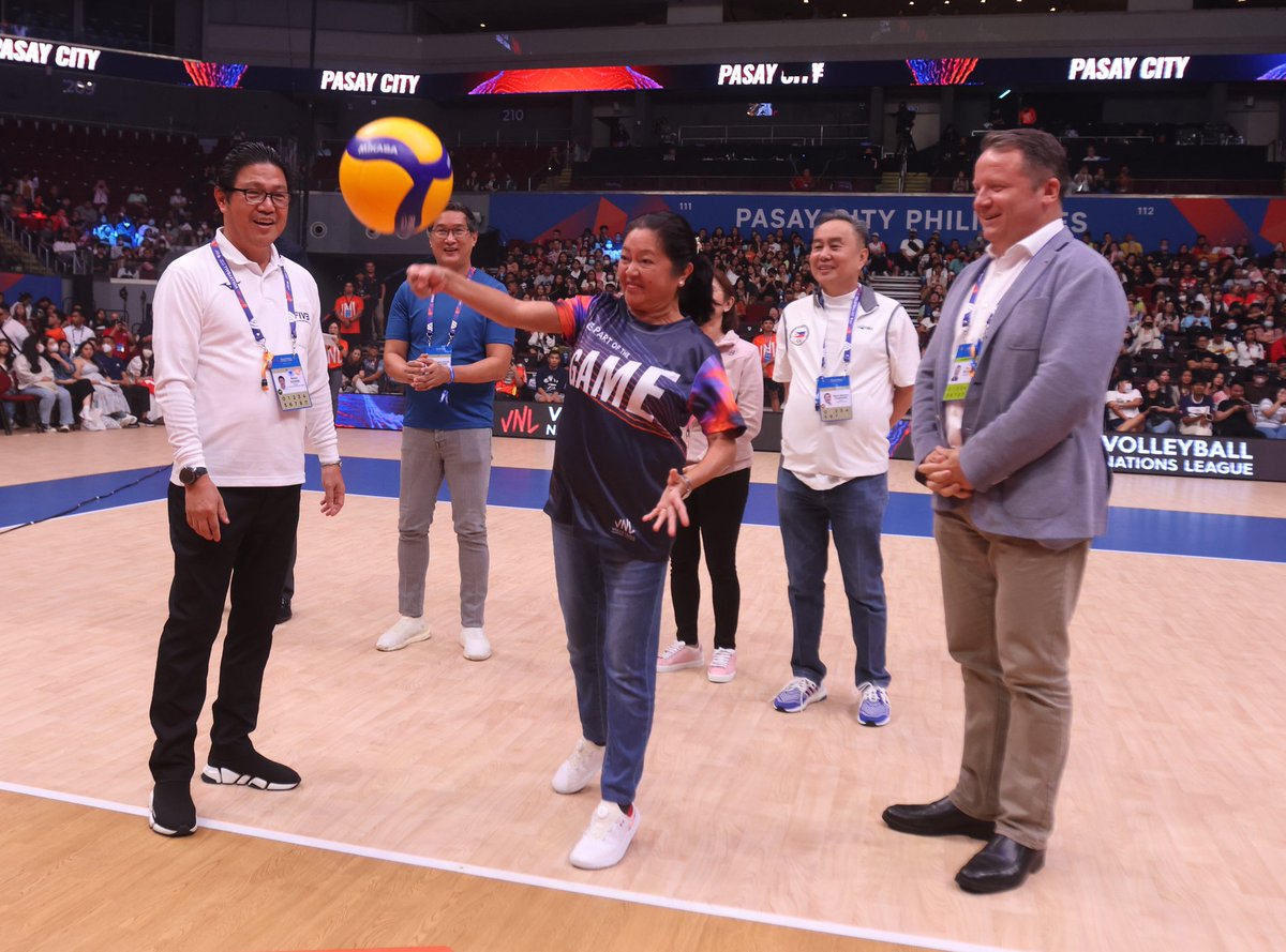 tiebreakertimes's tweet photo. First Lady Liza Araneta-Marcos makes the ceremonial serve for the Volleyball Nations League Week 3 at the MOA Arena in Pasay City on Tuesday

#VNL2023

📷 PNVF https://t.co/fjh7pxKCZa