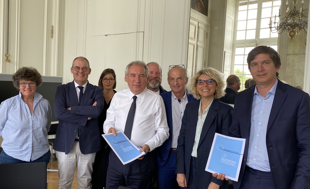 CercleVS's tweet photo. Merci cher François @bayrou d’avoir reçu une délégation du @CercleVS à l’occasion de la sortie de sa note de position « Pour un modèle français solidaire de la fin de vie », et merci pour la qualité de nos échanges ! #Findevie https://t.co/LBPtDh4Q7M