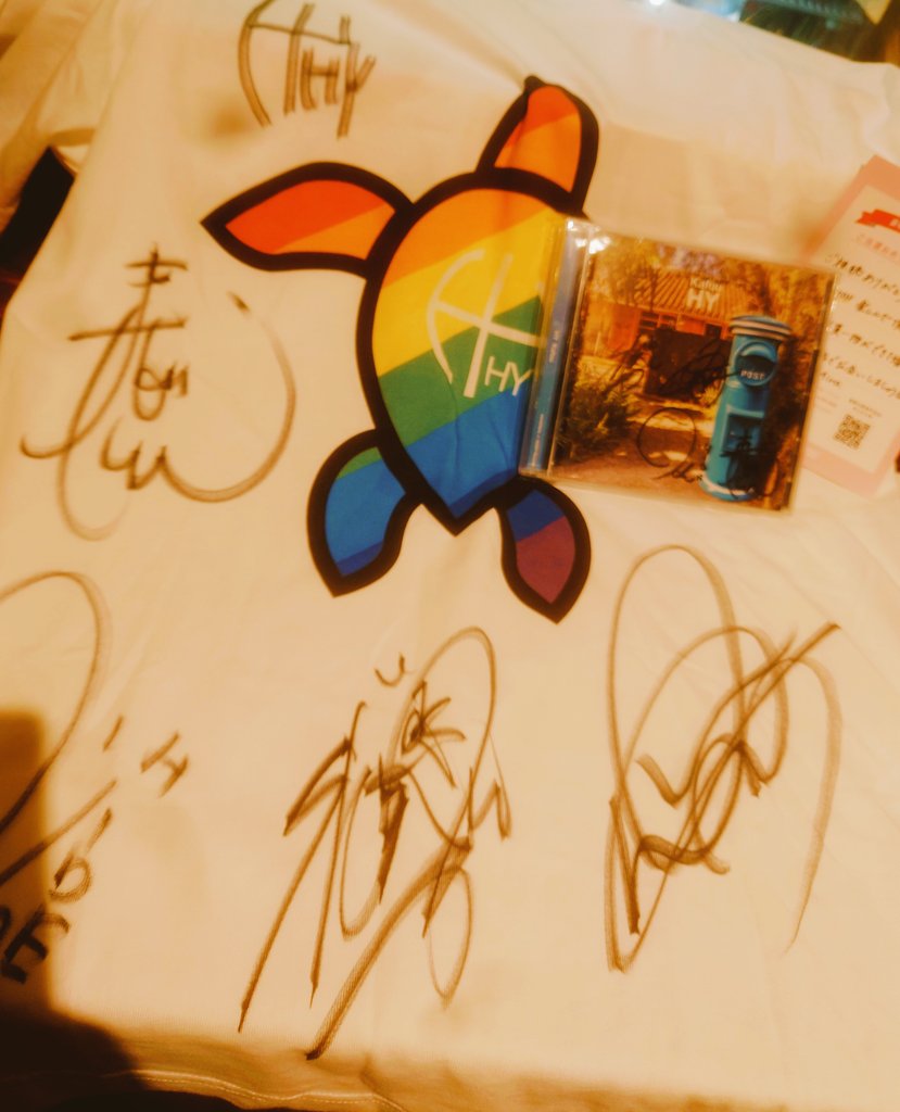 wattashinke's tweet photo. HYとユニクロのコラボキャンペーンの当選品届いたー❗❗
サイン入りのTシャツとアルバムなんてもう家宝です✨✨✨
一生大切にします。ありがとうございます。:゚(;´∩`;)゚:。
#HY
#Kafuu
#ユニクロ
#StyleHint https://t.co/rYlBE7WH5f