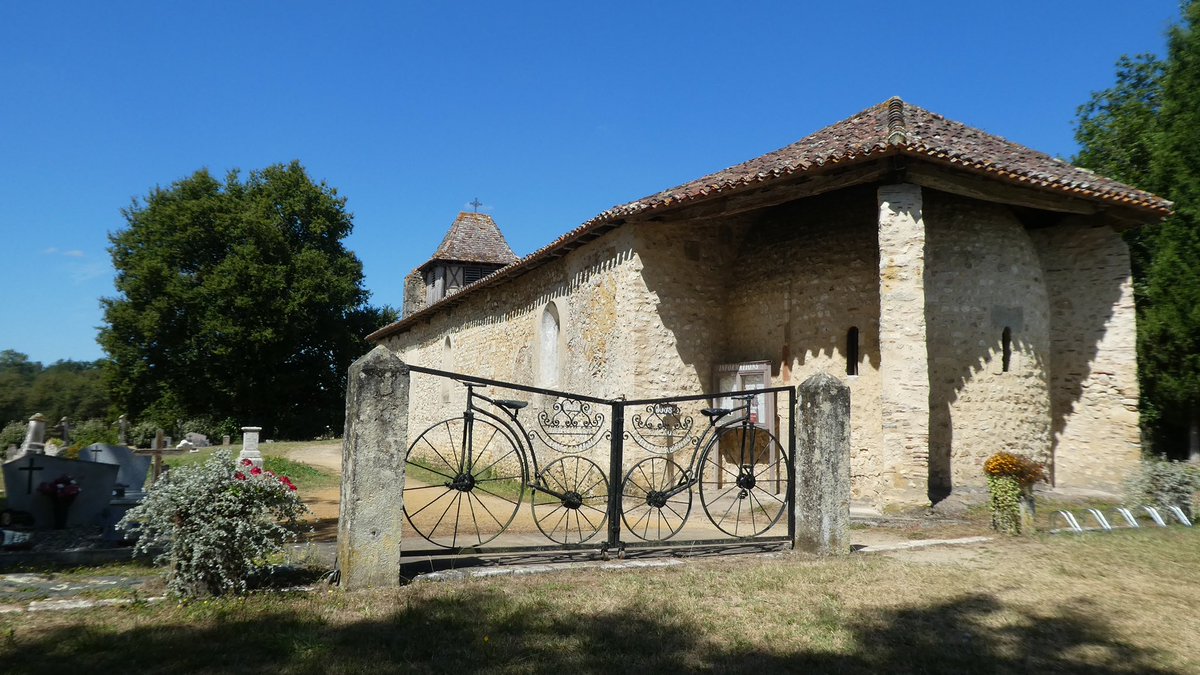 Tour feltet passerer om få minutter Notre Dame des Cyclistes. Modsat feltet havde jeg i august 2021 på min tur fra Freiburg til Lissabon tid til at tage afstikkeren ned til den lille kirke, der er dedikeret cyklister. #LeTour2023 #TDF2023 #letourdk #ridingtovelocity