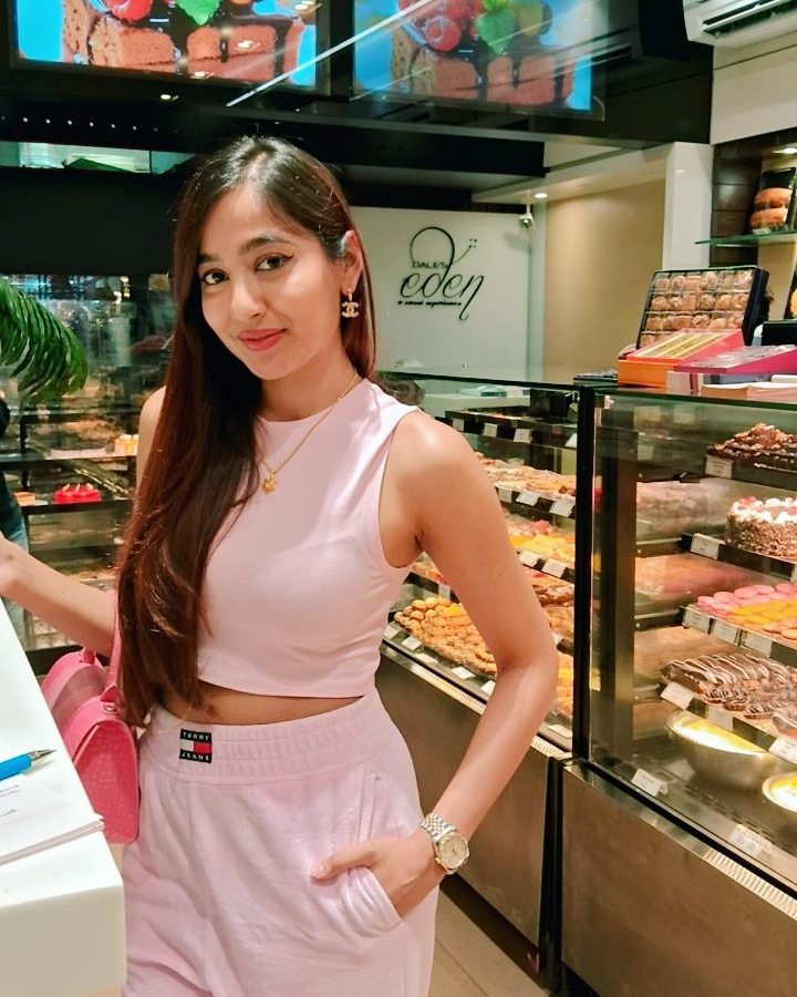 Twinkle Govindani was spotted at #DalesEdenCakeShop purchasing her favorite sweet treats. It is such a pleasure to serve such an amazing personality like her. Do visit us again soon!

#cake #model #influencer #spanishteacher #customer #happycustomer #regularcustomer #creamcake