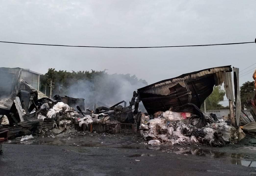 PCIVILQRO's tweet photo. 🚨 Durante la madrugada de este martes, cuerpos de emergencias acudimos a la atención de un incendio 🔥 a comercio, en la colonia Felipe Carrillo Puerto.

Al momento queda sofocado el fuego, descartando personas lesionadas.

En el lugar se mantienen trabajos de enfriamiento. 💧🚒 https://t.co/ZGiRuRnEKF