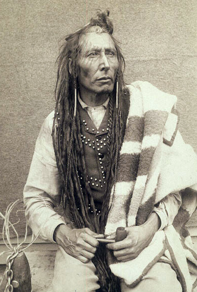CraigBaird's tweet photo. Today in 1886, Chief Poundmaker died.

Born around 1842 near present-day Battleford into a Cree-Assiniboine family, Poundmaker gained his name Pihtokahanapiwiyin due to his special ability to attract bison into pounds.

🧵1/6 https://t.co/phmBCBRrMc