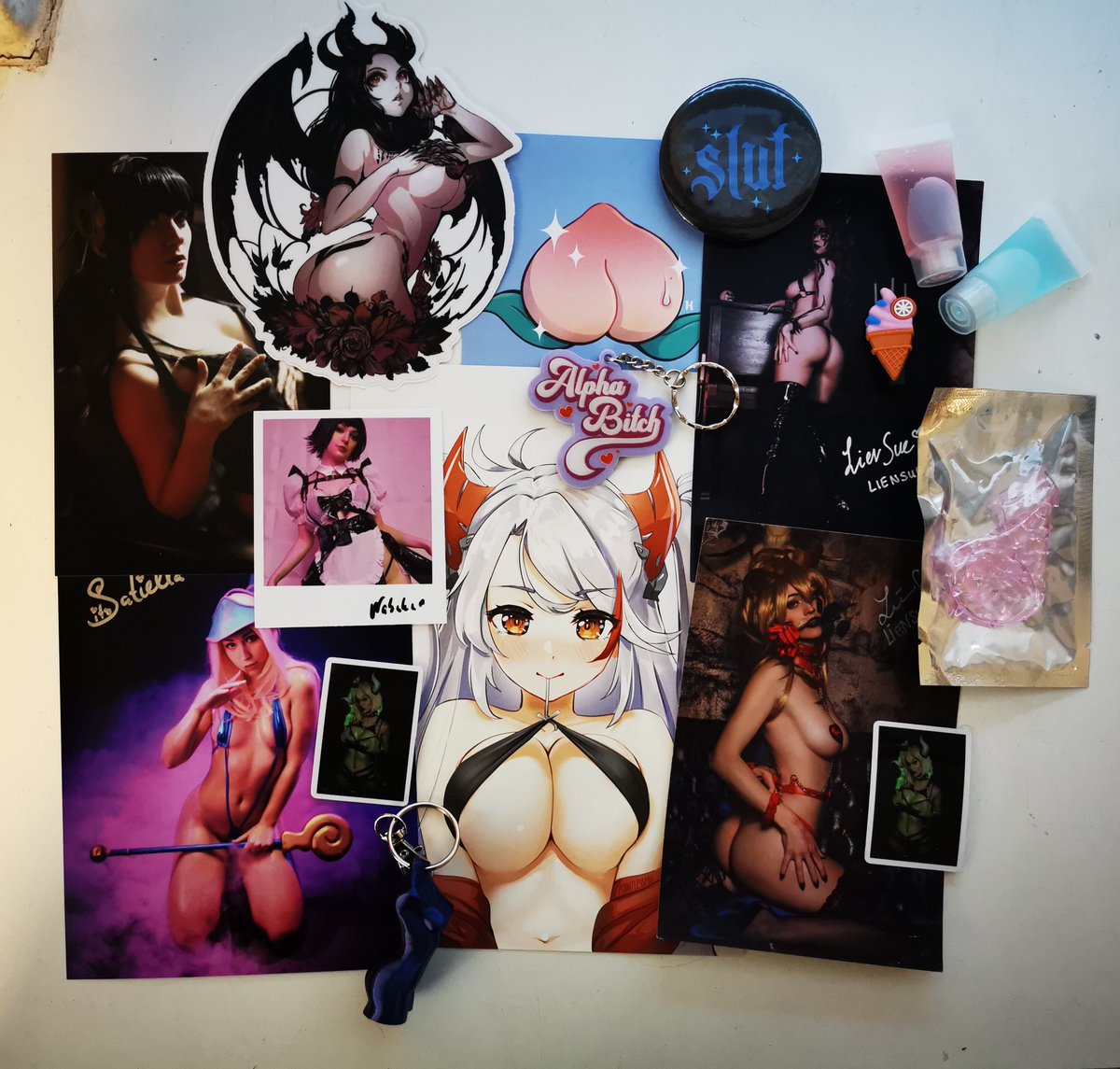 TatiLu_Cosplay's tweet photo. Dokomi war so unglaublich toll, aber viel zu kurz 🥺 ich durfte so tolle Menschen das erste Mal sehen 💕 und vielen lieben Dank an alle, die so süß waren und Loot verteilt haben 😭 ihr seid einfach zu cute! 💕
Hier ist jedenfalls meine gesamte Ausbeute vom Wochenende 🥰 https://t.co/IFbAf5IdF0