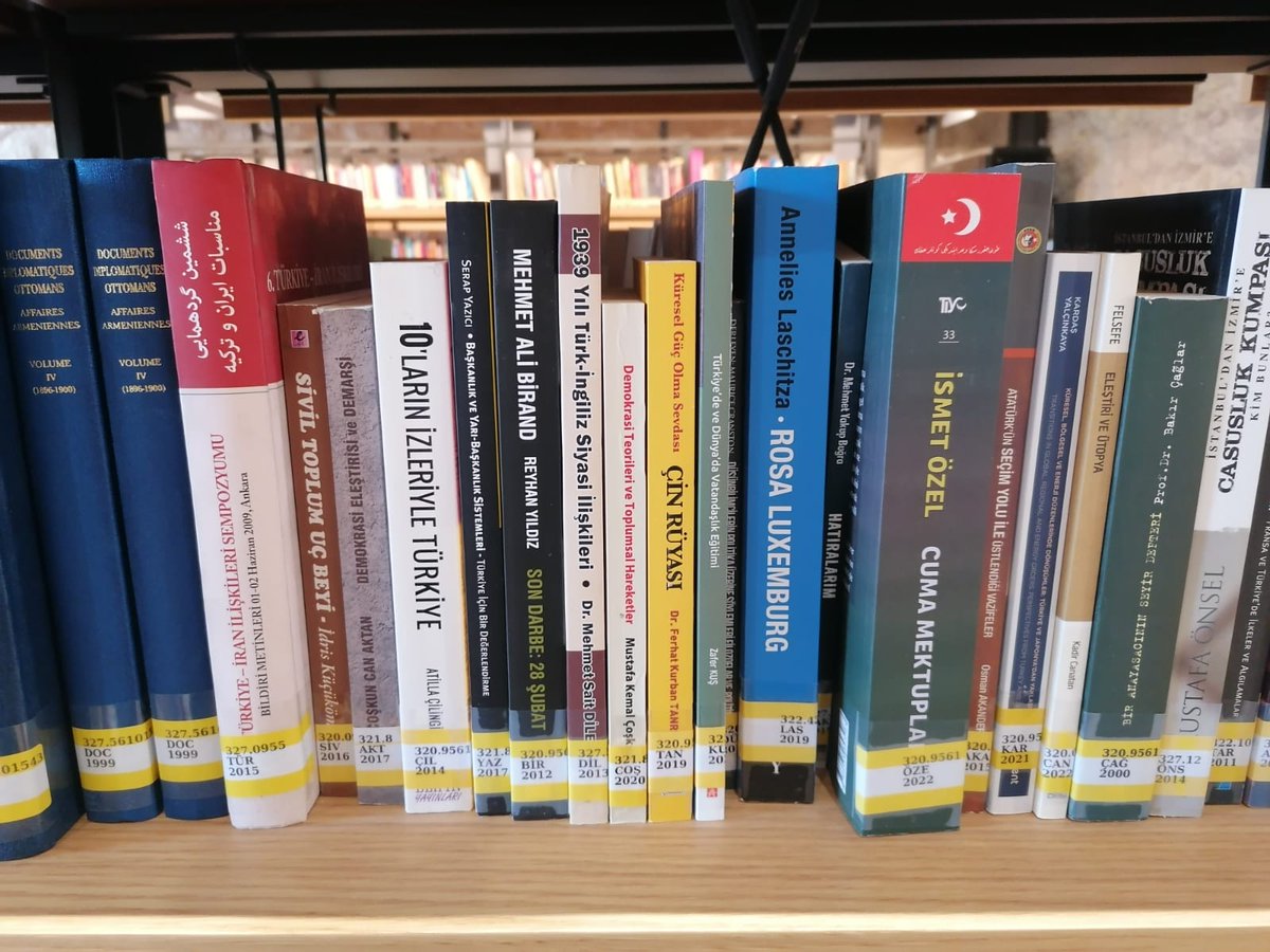 Bugün bir gazeteci arkadaşımdan şöyle bir mesaj geldi:"Hocam selam. Kitabınız Rami Kışlası Kütüphanesinde. Burası Türkiye in en büyük kütüphanesi oldu"
Raflarda benim "Küresel güç olma sevdası- ÇİN RÜYASI" adlı kitabım vardı.
Bu kitabım 5 Temmuz 2019 tarihinde yayınlanmıştı.