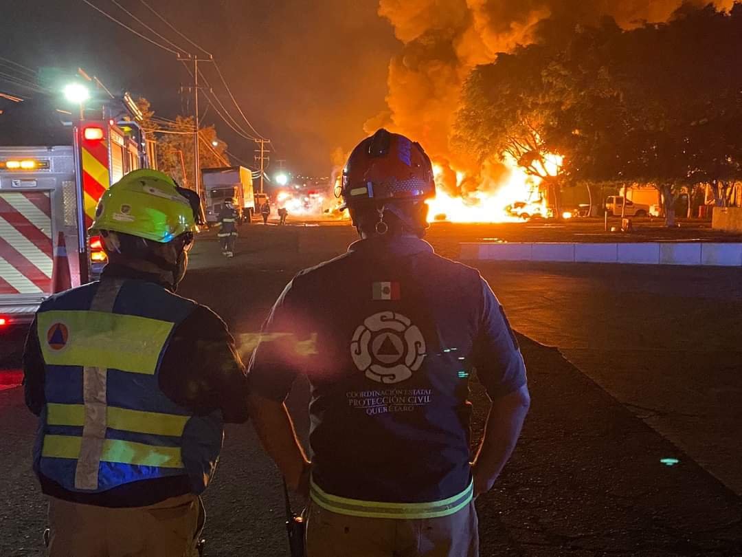 PCIVILQRO's tweet photo. 🚨 Durante la madrugada de este martes, cuerpos de emergencias acudimos a la atención de un incendio 🔥 a comercio, en la colonia Felipe Carrillo Puerto.

Al momento queda sofocado el fuego, descartando personas lesionadas.

En el lugar se mantienen trabajos de enfriamiento. 💧🚒 https://t.co/ZGiRuRnEKF