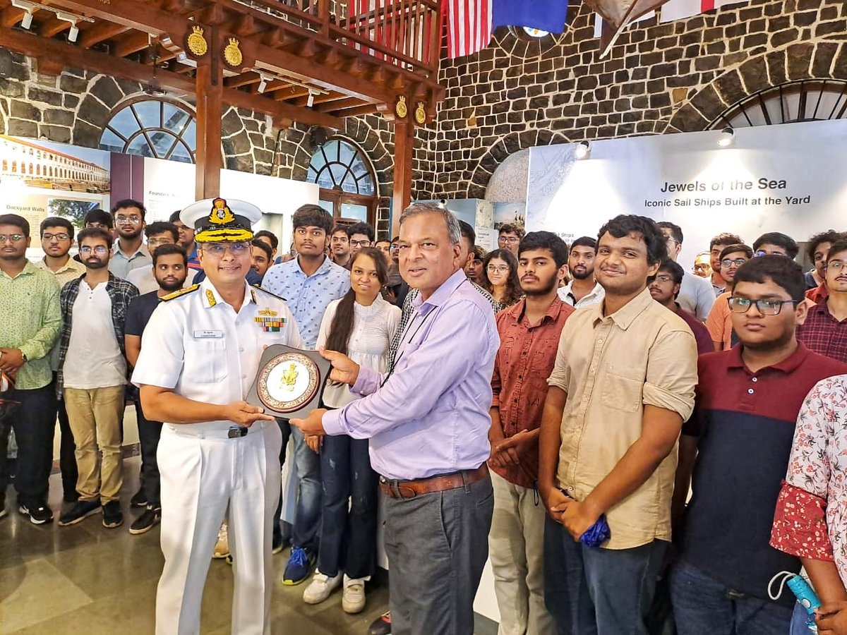 IN_WNC's tweet photo. 80 young &amp; innovative minds associated with e-Yantra programme of @iitbombay along with Prof Kavi Arya, DPhil (Oxon) visited Naval Dockyard, Mumbai (ND(Mbi)) &amp; were acquainted with state-of-the-art weapons &amp; sensors onboard #IndianNavy ships &amp; submarines. 
@DefenceMinIndia https://t.co/n0SQjpXUG0