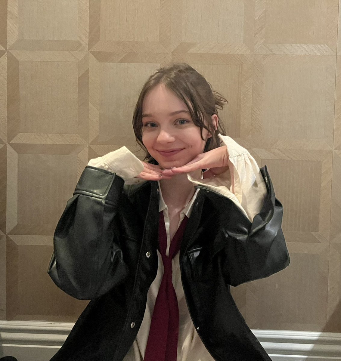 lydiaa_24's tweet photo. jenna she hasn't changed her wallpaper since february (the first time when we saw her lock screen) and i'm pretty sure emma has been on her wallpaper since the photo was taken BY JENNA herself so like since november??? CUTE 😭😭 
#emmamyers #jennaortega https://t.co/oj6DMe8YIw