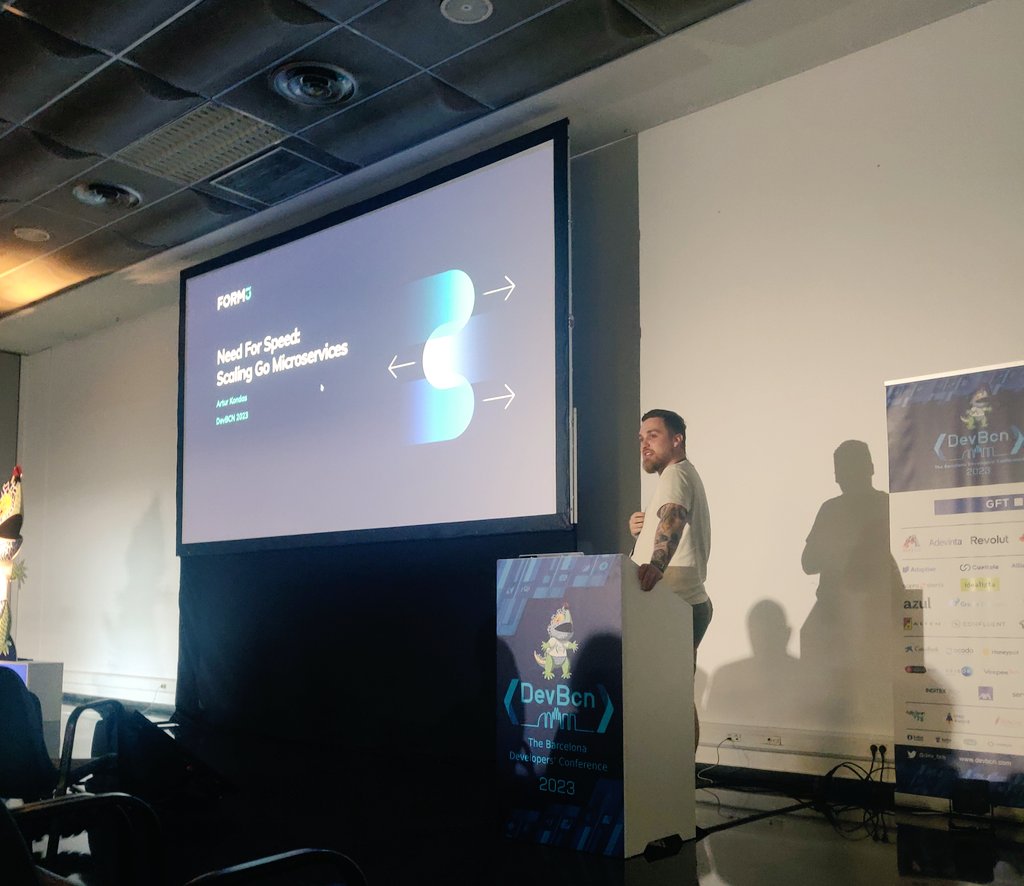 Saving the best for last. 😍 @Form3Tech's own Artur Kondas takes the @dev_bcn stage to share how to scale Go microservice architectures. #devBcn23