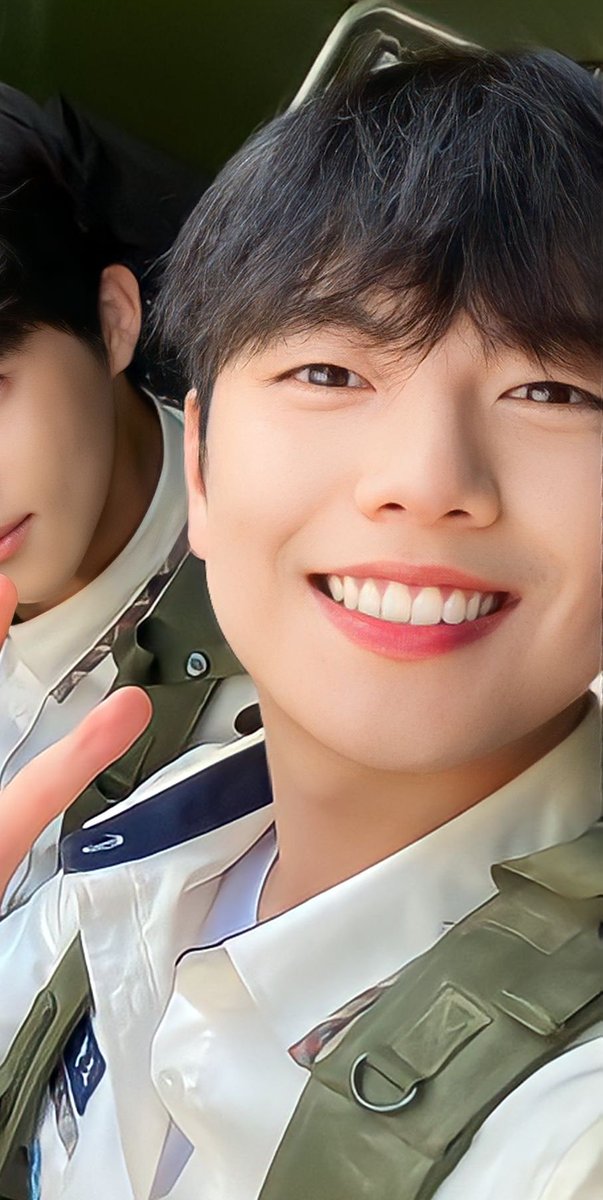 Comel_417's tweet photo. [Part 2] Ji-Minhyuk with his cute peaceful finger style~~✌🏻

When wearing a school uniform in a drama series: [ 방과 후 전쟁활동 ]
.
.
Some of the photos are on Instagram.
#지민혁 #jiminhyuk #iokcompany #drakor #dutyafterschool #youngshin #kdrama https://t.co/LlBbxlmdYC