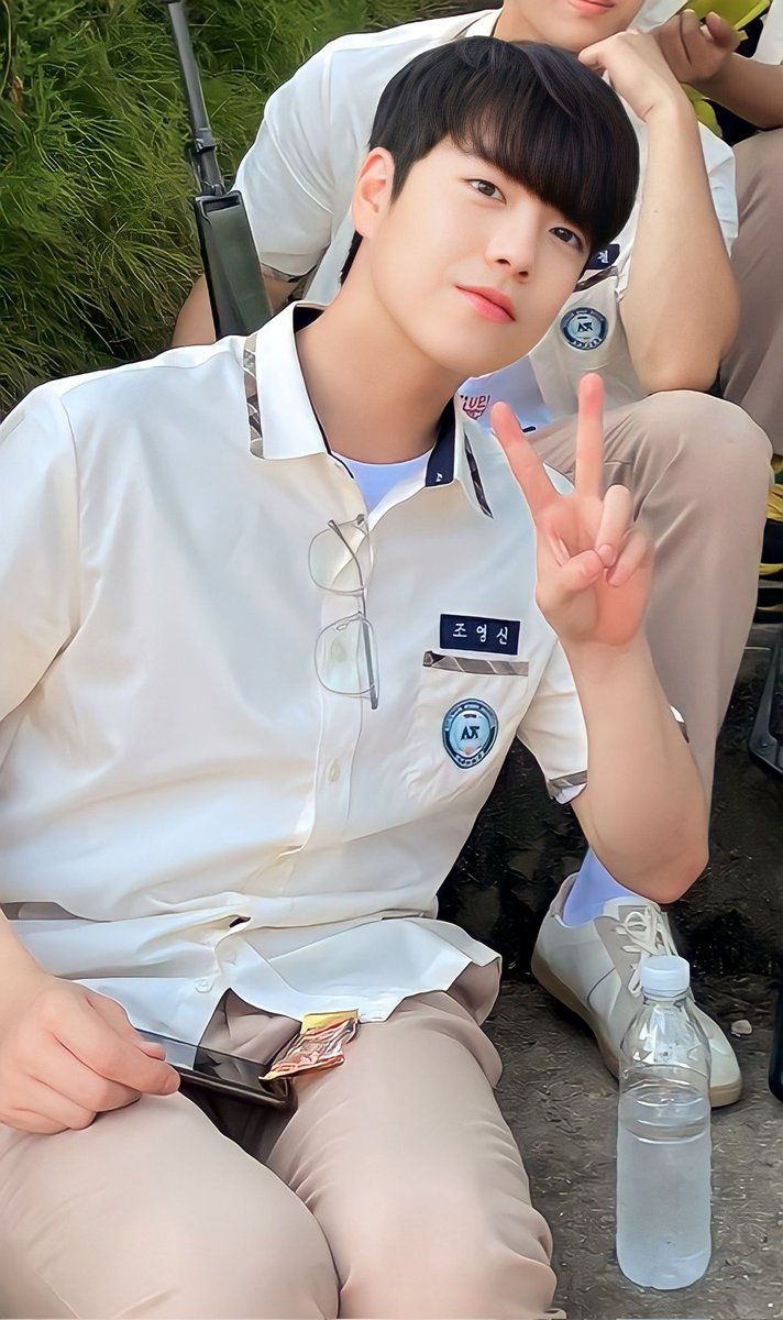 Comel_417's tweet photo. [Part 2] Ji-Minhyuk with his cute peaceful finger style~~✌🏻

When wearing a school uniform in a drama series: [ 방과 후 전쟁활동 ]
.
.
Some of the photos are on Instagram.
#지민혁 #jiminhyuk #iokcompany #drakor #dutyafterschool #youngshin #kdrama https://t.co/LlBbxlmdYC
