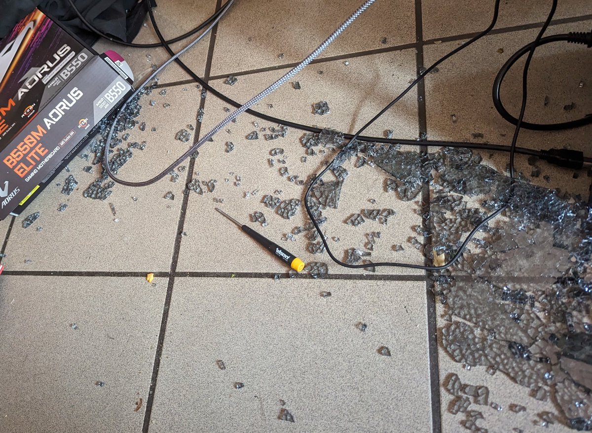 AntFun (@antfuness) on Twitter photo Hey, <a href="/DeepCoolGermany/">DeepCool Deutschland</a> , habt ihr eine Erklärung, wie so was passieren kann? Ich wollte das Fenster meines Matrexx 50 einfach nur auf die Vorrichtung für die 4 schrauben aufsetzen, plötzlich knallt es, Fenster in 1000 Scherben über 1m verteilt. PC und Fenster waren kalt. 😲🫤 Hey, <a href="/DeepCoolGermany/">DeepCool Deutschland</a> , habt ihr eine Erklärung, wie so was passieren kann? Ich wollte das Fenster meines Matrexx 50 einfach nur auf die Vorrichtung für die 4 schrauben aufsetzen, plötzlich knallt es, Fenster in 1000 Scherben über 1m verteilt. PC und Fenster waren kalt. 😲🫤