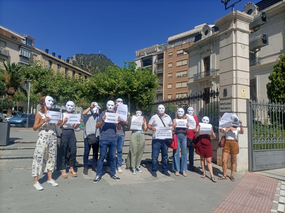 CCOOJusticiaJa's tweet photo. 4 de julio, esta vez la concentración la hemos realizado en la Diputación de Jaén, que se celebraba el acto de constitución después de las elecciones de mayo.
Seguimos luchando por nuestros derechos, por dignidad.
@ccoojusticia @FSCdeCCOO @ccoojaen https://t.co/Ptl0GxO050