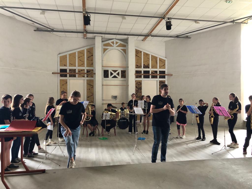 JeanRostandGers's tweet photo. Présentation du travail de la classe orchestre au sein de l'amphithéâtre de Cazaubon. Bravo aux élèves de 6A et à leurs professeurs. Quelle belle évolution en seulement un an de pratiqu! Merci à tous ceux qui ont permis à cette merveilleuse aventure d'exister. https://t.co/rmw0wfvLNm