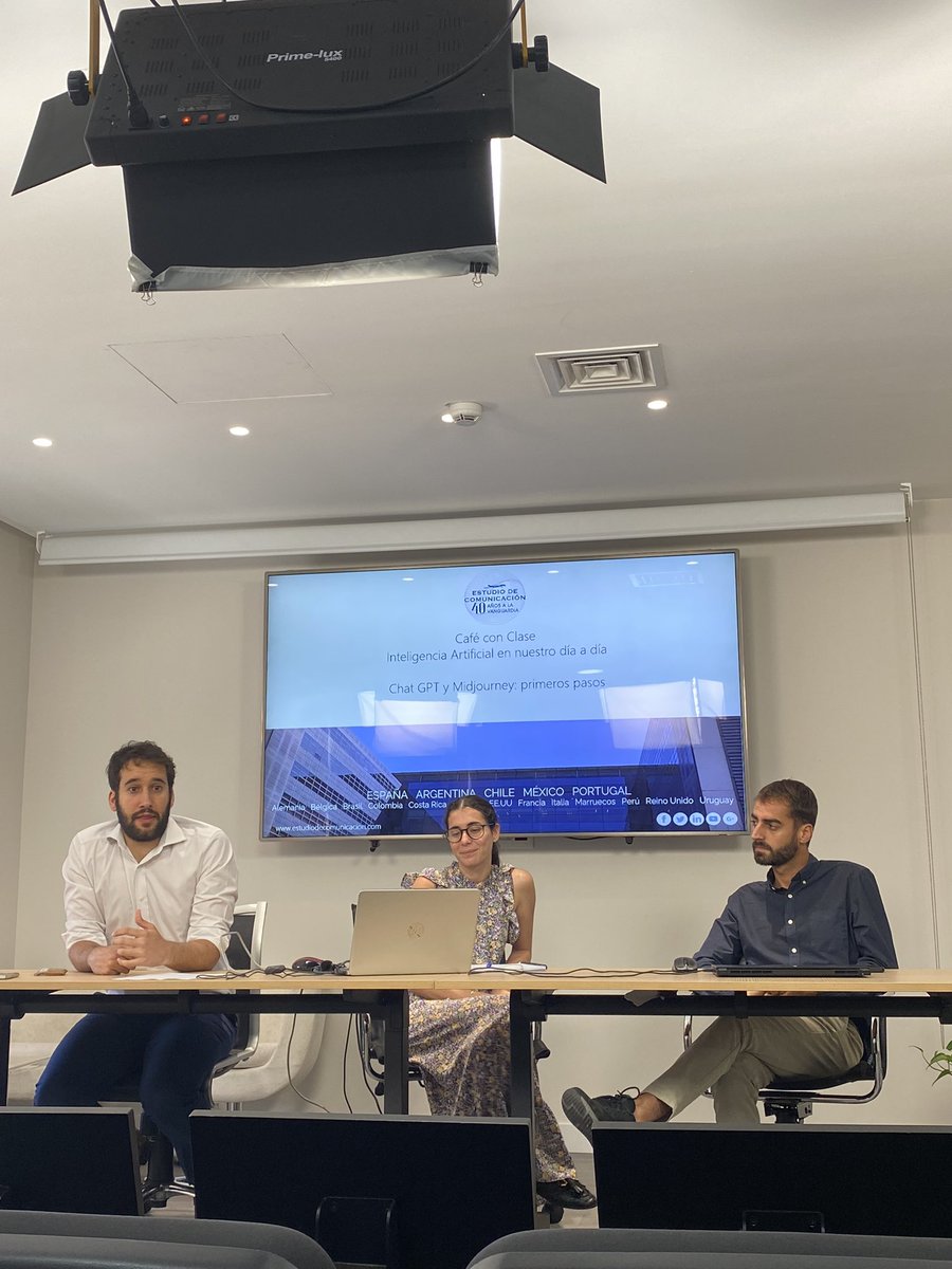 LauraAlonso_es's tweet photo. Aprendiendo de #ChatGPT y #Midjourney con los compañeros de @EstComunicacion @pedrosotoft @vicmatarranz #DaniAlonso https://t.co/f38V9DkcL6