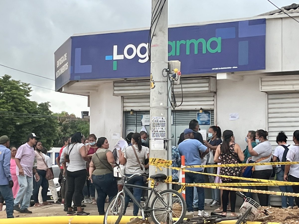 reporterillo's tweet photo. @noticoopercom está con nuestra gente.
A esta hora cientos de pacientes esperan por sus medicinas.
Ya soportaron el sol y muy pronto la lluvia.
No es justo...
Largas colas para reclamar los medicamentos. https://t.co/r827X5zKn0