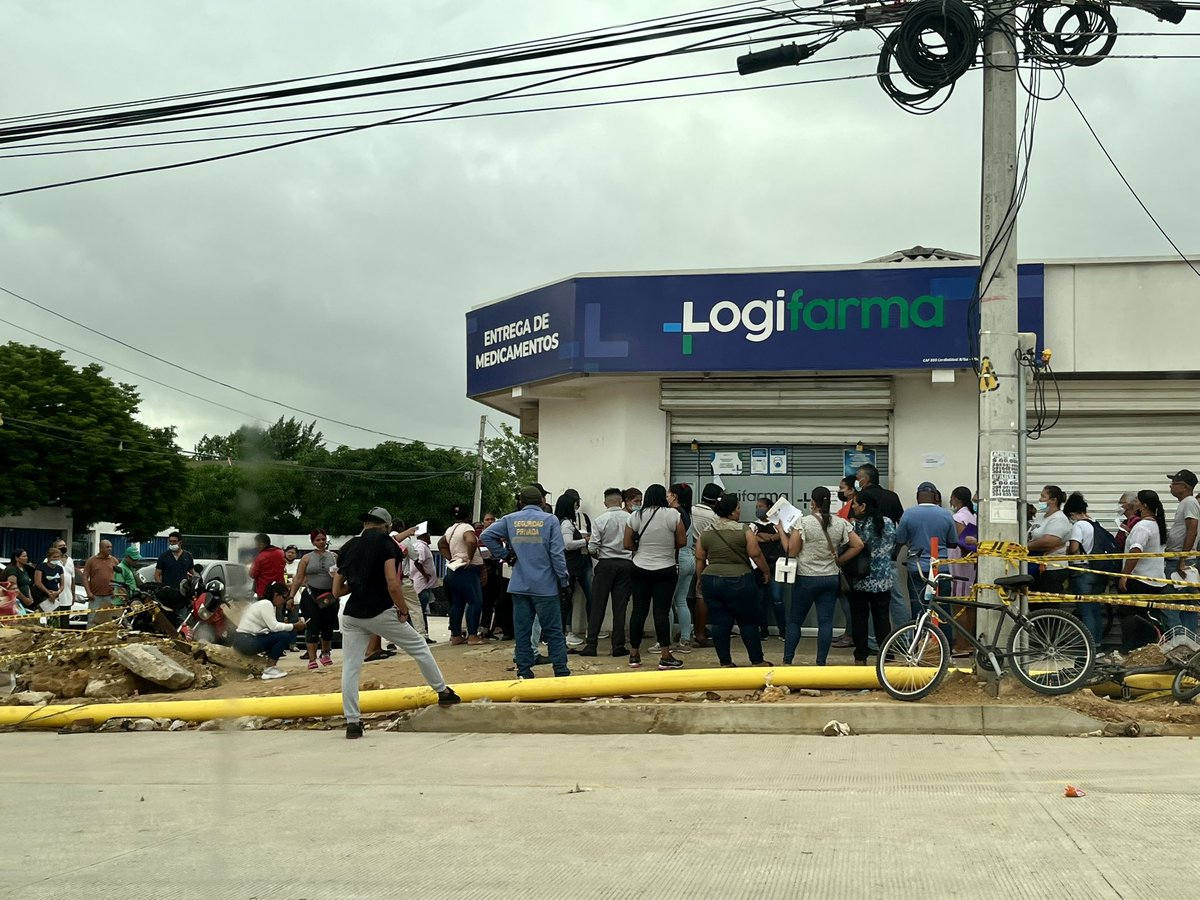 reporterillo's tweet photo. @noticoopercom está con nuestra gente.
A esta hora cientos de pacientes esperan por sus medicinas.
Ya soportaron el sol y muy pronto la lluvia.
No es justo...
Largas colas para reclamar los medicamentos. https://t.co/r827X5zKn0