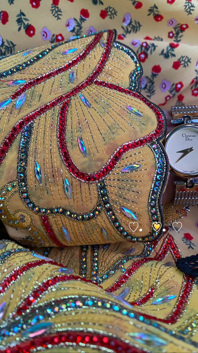 وَجـنتِـه بـالـورد مِـشْرَقَّــه 
والحـيا في حِـسنه السّـامي💛