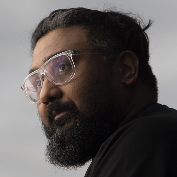 Kunal Shah said founders who SUCK at storytelling simply remain tool makers.

They can’t create a movement.

Indian founders somehow convince people and sell products, but they lack an understanding of business storytelling.

Here's how to master business Storytelling: