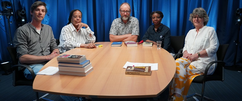 Talkshow met o.a. Rosemarijn Hoefte over de doorwerking van het kolonialisme & slavernij in de Caribische literatuur. Bij gebrek aan historische bronnen zijn schrijvers aangewezen op mondelinge overlevering. kitlv.nl/rosemarijn-hoe…