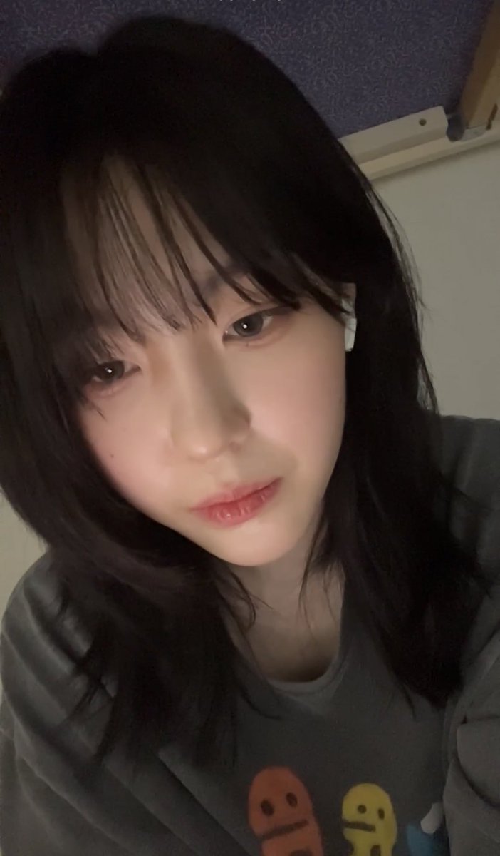 chaehyun_bby's tweet photo. her hair!! https://t.co/P8cAPCk6zs
