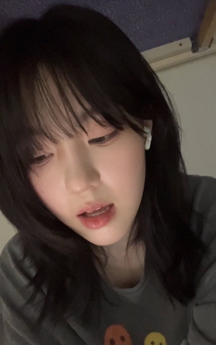 chaehyun_bby's tweet photo. her hair!! https://t.co/P8cAPCk6zs
