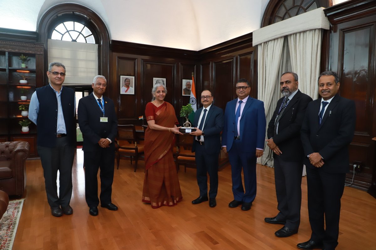Shri Rajneesh Karnatak, MD &amp; CEO, hands over a dividend cheque of Rs.668.17 crore for FY 2022-23 to Smt Nirmala Sitharaman. Executive Directors of BOI were also present on the occasion.
#AmritMahotsav #BankofIndia #dividends