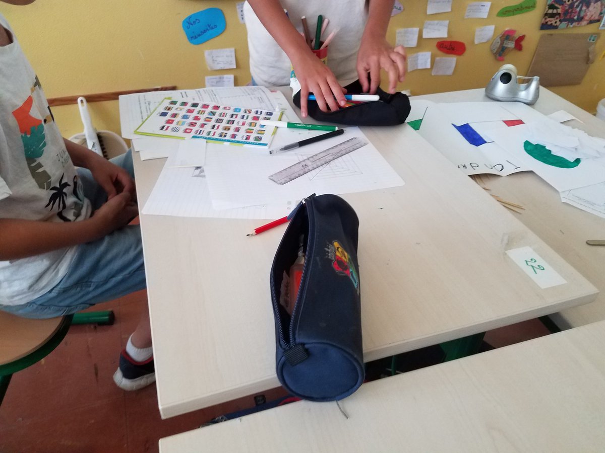 Jeudi matin, c'est le marché de connaissances. Préparation et tests des différents stands.