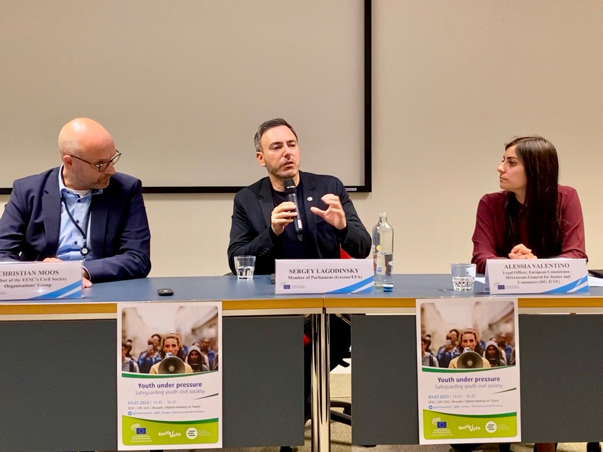 Supporting civil society means supporting an integral part of #democracy. This is not an add-on. This is not optional. Civil society is essential for our democracies. Thank you for addressing this topic! @JEF_Europe and @CSOGroupEESC at today's #YouthSeminar