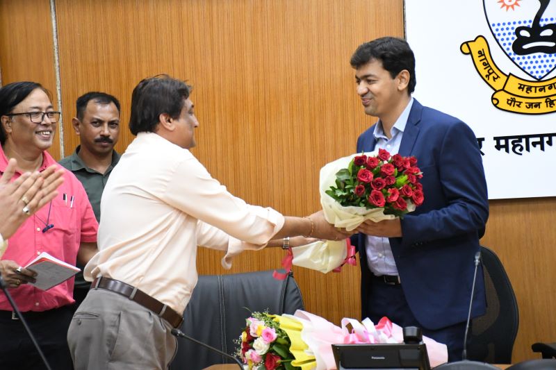 ngpnmc's tweet photo. जिल्हाधिकारी डॉ. विपीन इटनकर यांनी डॉ. चौधरी यांच्याकडे मनपा आयुक्त तथा प्रशासक म्हणून पदभार सुपूर्द केला.
#nmc #nagpurcity #smartcity #Tookcharge #nsscdcl #Commissioner #Municipal_Commissioner_and_Administrator #NMCCommissioner https://t.co/AXEyFYwel5