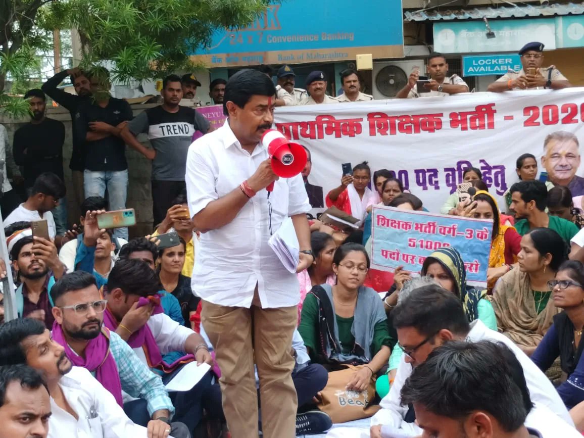 deepakjoshi_min's tweet photo. राजधानी भोपाल में शिक्षक भर्ती के लिए लोक शिक्षण संचालनालय के समक्ष आंदोलन कर रहे चयनित युवाओं के बीच पहुंचकर उनकी मांगों का समर्थन किया। पूर्व मंत्री @sajjanvermaINC जी साथ रहे।

विगत 17 माह से अपनी ��ांगों को लेकर चयनित शिक्षक आंदोलन कर रहे हैं जिसने सरकार ने आज दिनाक तक सुध नही ली है।

आपकी सभी मांगो में हम साथ है, उनकी पूर्ति हेतु वचनबद्ध हैं।

#51000_MPTET_VARG_3