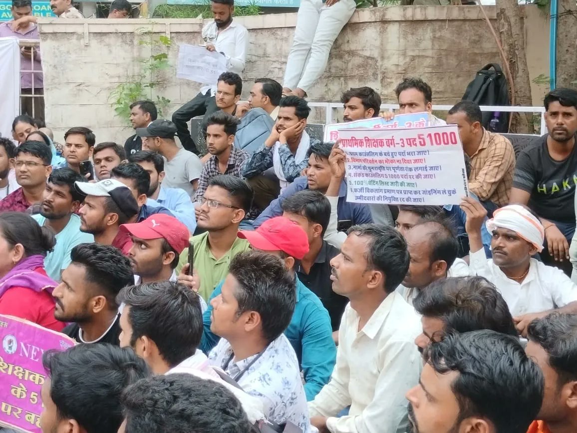 deepakjoshi_min's tweet photo. राजधानी भोपाल में शिक्षक भर्ती के लिए लोक शिक्षण संचालनालय के समक्ष आंदोलन कर रहे चयनित युवाओं के बीच पहुंचकर उनकी मांगों का समर्थन किया। पूर्व मंत्री @sajjanvermaINC जी साथ रहे।

विगत 17 माह से अपनी ��ांगों को लेकर चयनित शिक्षक आंदोलन कर रहे हैं जिसने सरकार ने आज दिनाक तक सुध नही ली है।

आपकी सभी मांगो में हम साथ है, उनकी पूर्ति हेतु वचनबद्ध हैं।

#51000_MPTET_VARG_3