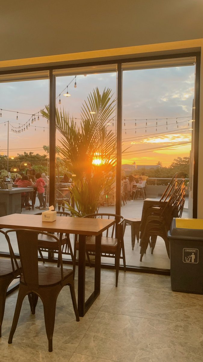 temanbarumu's tweet photo. Yang aku foto Vs Yang kamu foto 🌅 https://t.co/5R6MBkCodT