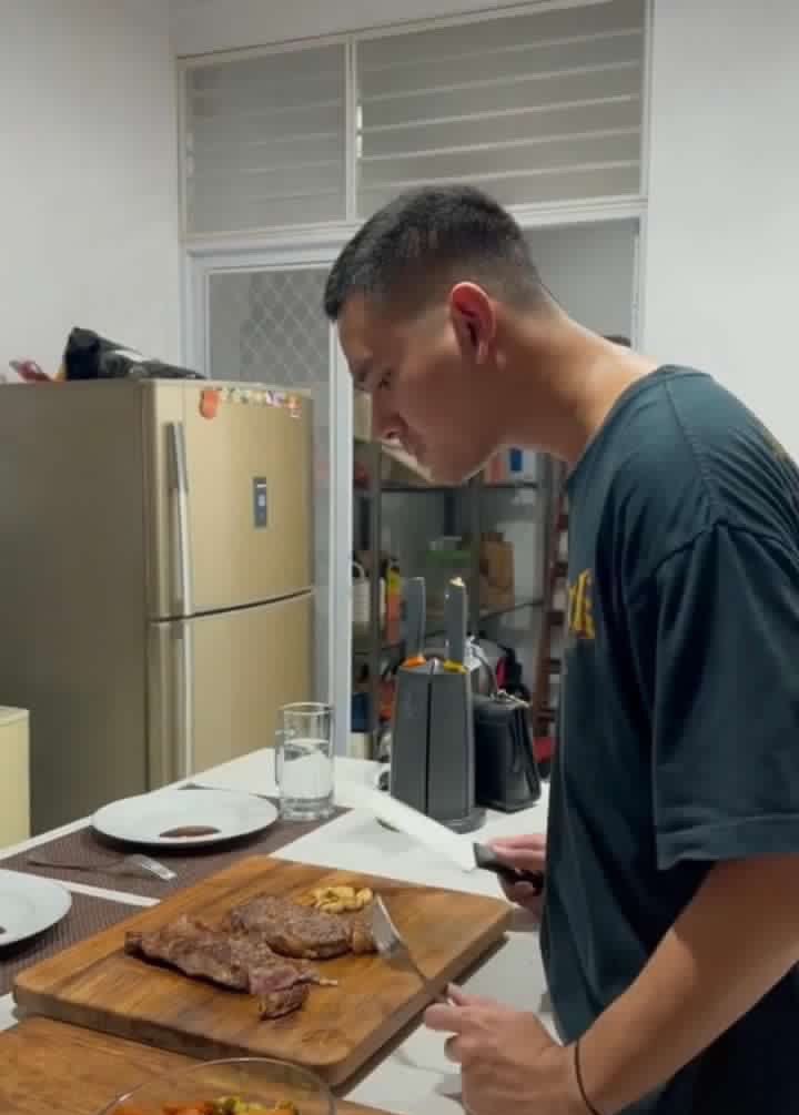 Kmaren <a href="/KPK_RI/">KPK</a> bilangnya mau cek rumah Simprug, noh Abangnya si Anak Setan masi Anteng aja di rumah Simprug, <a href="/KPK_RI/">KPK</a> doyan banget boongin Publik…