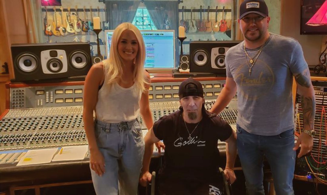 EveAudio's tweet photo. Stunning pic of lattitudestudio with famous singers Carrie Underwood and Jason Aldean 😍
#eveaudio #SC407 #SC203 #studiomonitors https://t.co/8eFPJPo6Nf