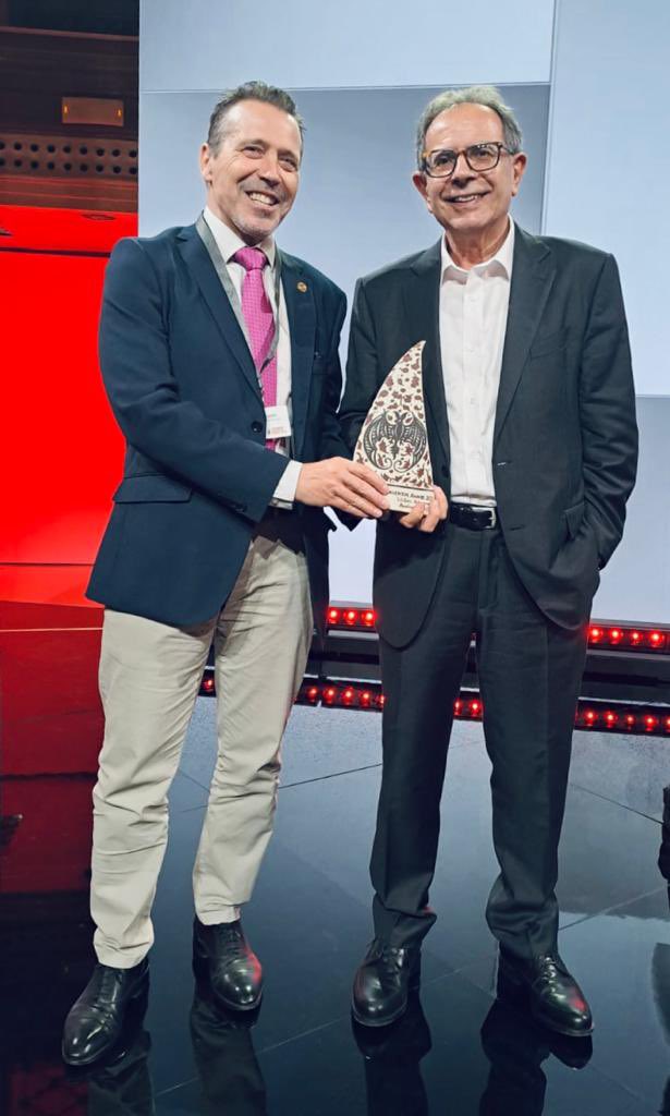 JoseECapilla's tweet photo. Avelino Corma @ITQ_UPVCSIC @UPV premio @EPOrg a su brillante trayectoria como investigador de vanguardia dedicado a la innovación y la transferencia. Ejemplo de talento, excelencia y compromiso con la sociedad. ¡Gracias Avelino!
#orgulloUPV #talentosinlimites https://t.co/RhFHIgbJ8h