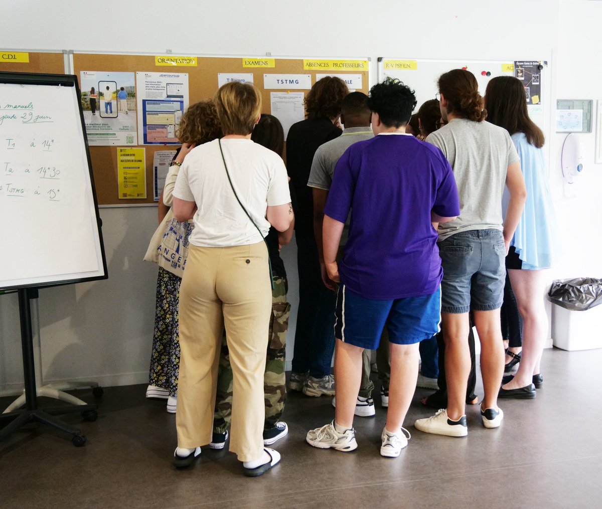 Fondsef's tweet photo. Bravo à tous nos patients-élèves dans nos cliniques qui ont décroché leur bac aujourd’hui 👏 #FSEF #Bac2023 https://t.co/c0pLGSGPqT