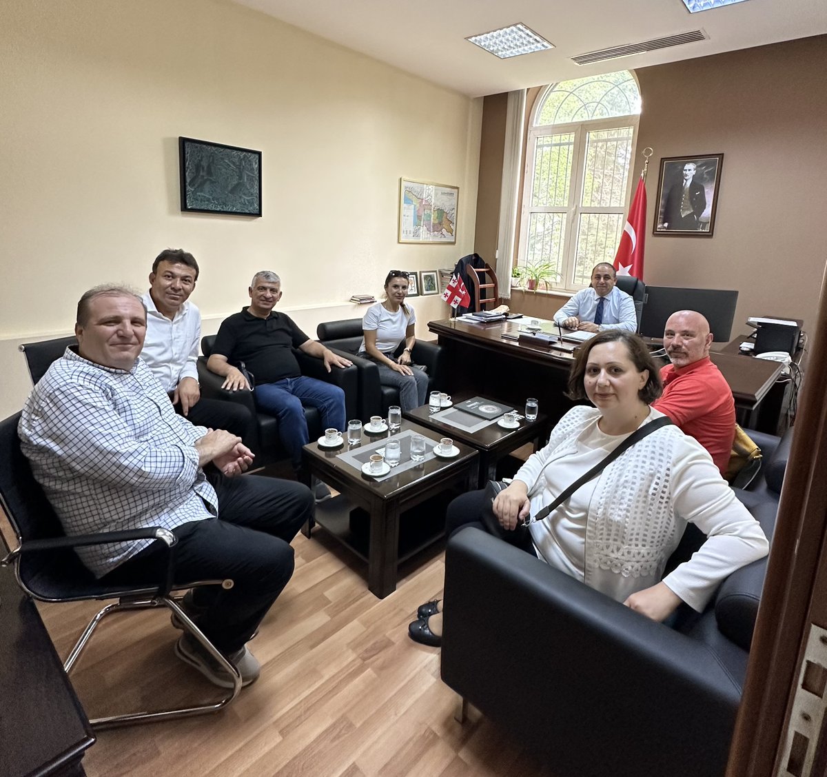 TiflisEgitim's tweet image. Ivane Javakhishvili Tiflis Devlet Üniversitesi ile yürütülen Erasmus Projesi kapsamında Tiflis&apos;te bulunan Uşak Üniversitesi öğretim üyeleri müşavirliğimize çalışma ziyaretinde bulundu.  

@tcmeb @mebabdigm @mebyyegm @universiteusak