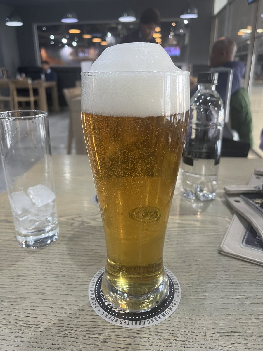 Ricky50's tweet photo. A gentleman’s pour #havingone https://t.co/yXvnDF2RPK
