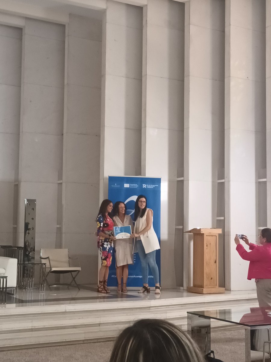 enfermeratineo's tweet image. I Encuentro para el reconocimiento de los Centros y servicios con el Cambio de Modelo de Cuidados Estrategia🦋#CuidAs

Entrega de diploma al #CPRELMIRADOR como centro comprometido con el cambio modelo 🦋#CuidAs  

#Tineo