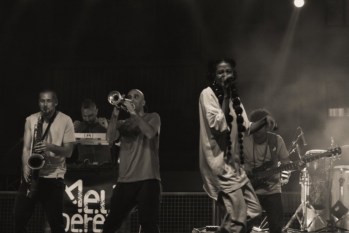 AteneuBase's tweet photo. ☀️Seguirem  amb els ritmes llatins de #MeliPerea i la seva banda. 

🪘De Bogotà a Terres de l'Ebre unint estils des del hip-hop a la música electrònica fins als sons afrocolombians, combinant lletres compromeses amb #bailoteo.

🍑La rumba! https://t.co/EI91SKZvKV https://t.co/OKCG64r8pJ