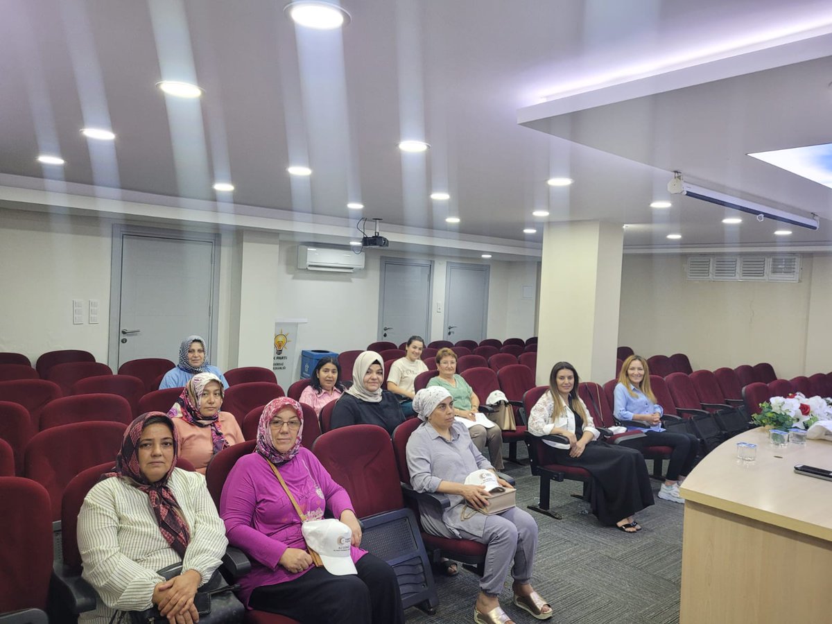 akkadintekirdag's tweet photo. İl Kadın Kolları Başkanımız @nihalerdogan19 Başkanlığında haftalık olağan İl Yönetim Kurulu toplantımızı gerçekleştirdik..
@AKKADINGM
@aysekesir
@av_aligumus #Akkadintekirdag  #NihalErdoğanKöşdere https://t.co/EMorgGcxuc