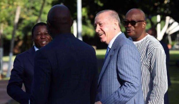 HanAsutay's tweet photo. Siyah Adam ilk defa beyaz Adam'ın yanında güven duydu
#France #Fransa #HelpFrance #FranceOnFire #Dolunay https://t.co/orpbJSRSiA